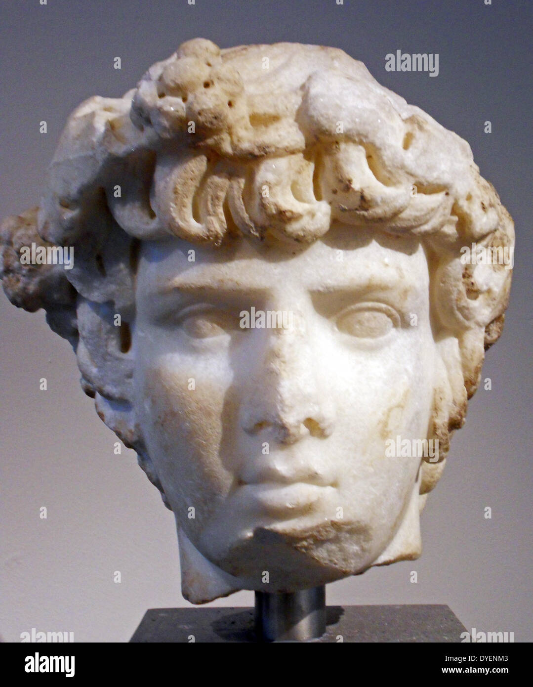 Marmor portrait Leiter des Antinous Ca. 130-138 N.CHR., Römische portrait Kopf von einem monumentalen Statue von antinous war die junge Geliebte des römischen Kaisers Hadrian. Er war in den Nil während einer kaiserlichen Besuch in Ägypten im Jahre 130 ertrunken. Stockfoto