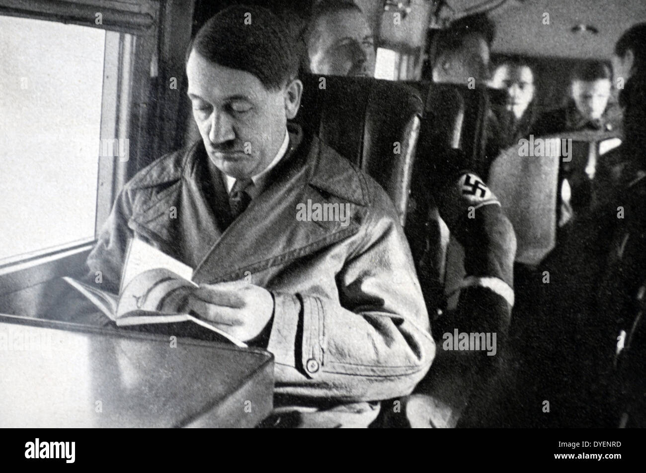 Adolf Hitler 1889-1945. Auf einem Flugzeug sitzt. Deutsche Politiker und Führer der Nsdap, der ein Auto fährt. Er war Bundeskanzler der Bundesrepublik Deutschland von 1933 bis 1945 und Diktator von Nazi-deutschland von 1934 bis 1945. Stockfoto