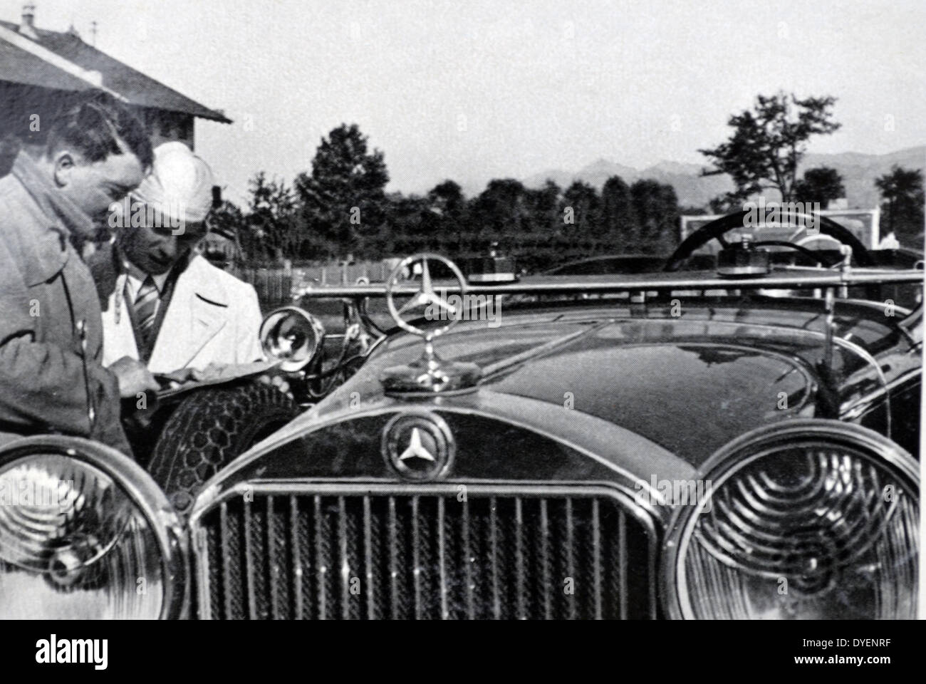 Adolf Hitler 1889-1945. fahren auf Urlaub in der Nähe einen Rückzugsort am Land. Deutsche Politiker und Führer der Nsdap, der ein Auto fährt. Er war Bundeskanzler der Bundesrepublik Deutschland von 1933 bis 1945 und Diktator von Nazi-deutschland von 1934 bis 1945. Stockfoto