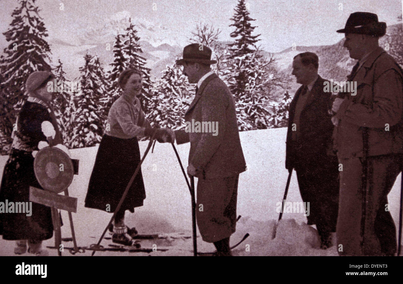 Adolf Hitler 1889-1945. Deutsche Politiker und Führer der Nsdap mit Skifahrer an seinem Mountain Retreat am Obersalzberg Stockfoto