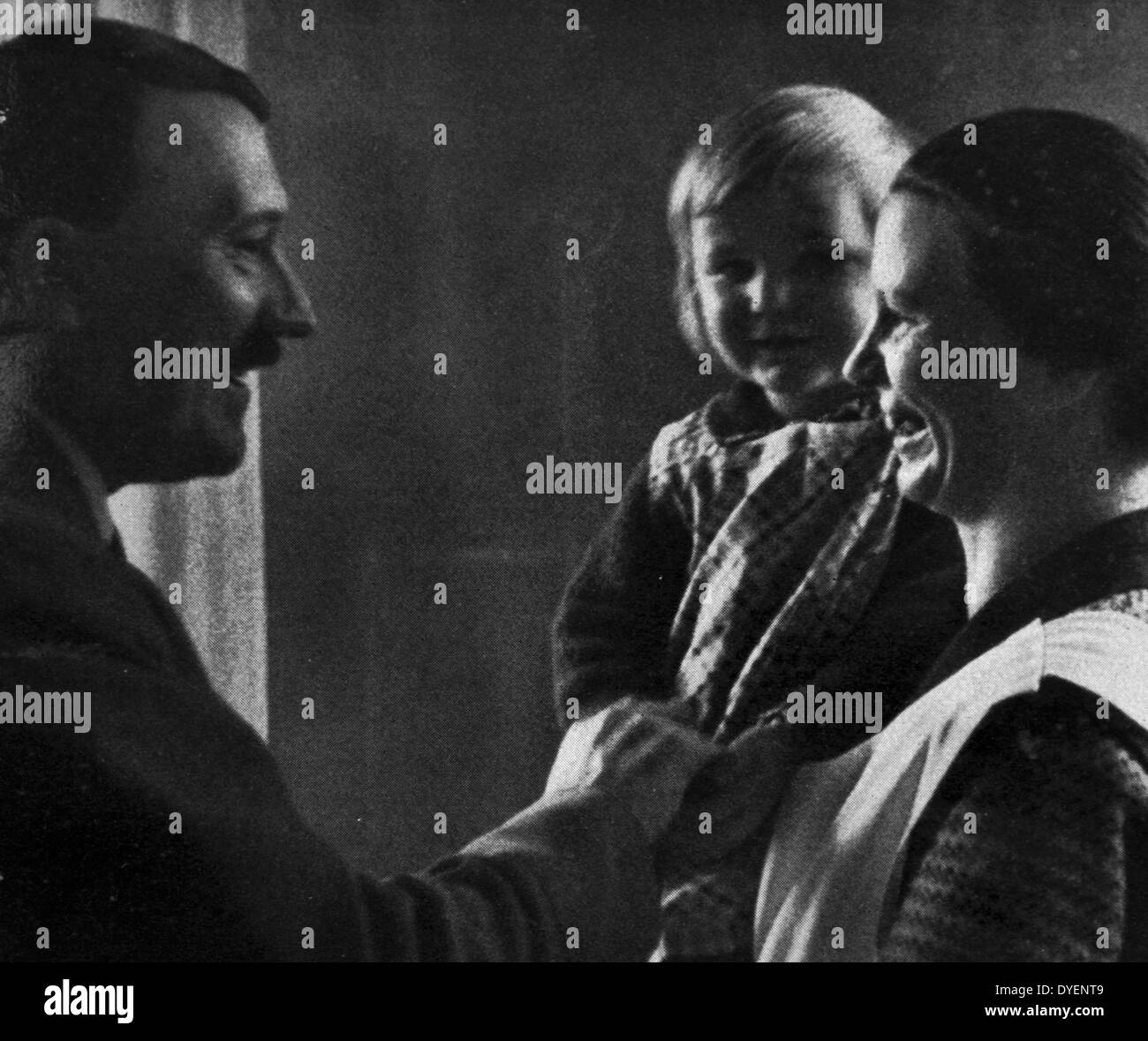 Adolf Hitler 1889-1945. Deutscher Politiker und Führer der NSDAP grüßt Mutter und Kind Stockfoto
