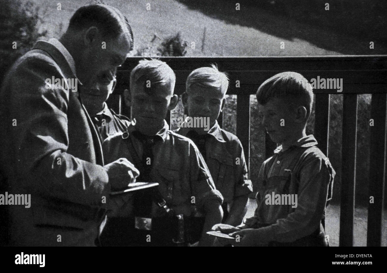 Adolf Hitler 1889-1945. Deutscher Politiker und Führer der NSDAP begrüßt Hitler Jugend Jungen Stockfoto