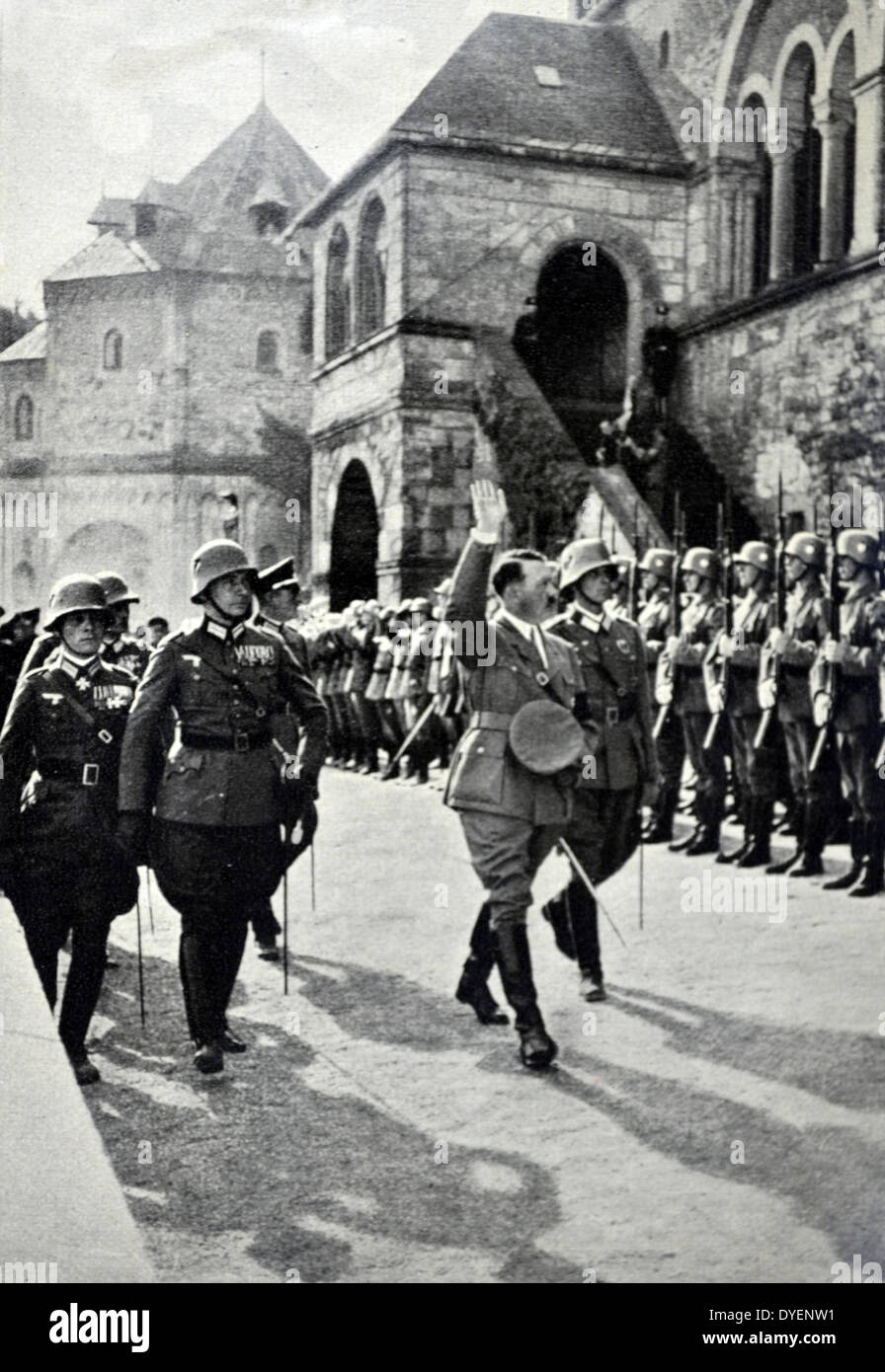 Adolf Hitler mit einer Ehrengarde im Jahre 1934 Stockfoto