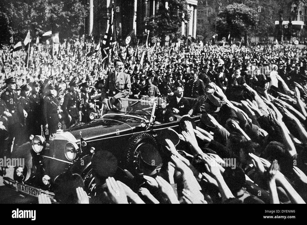 Adolf Hitler und Josef Goebbels treffen ausgewählte junge Nsdap Arbeitnehmer im Kanzleramt in Berlin, 1934 mit dem nationalsozialistischen Partei regionalen Führer bei einem Treffen in Berlin. Stockfoto