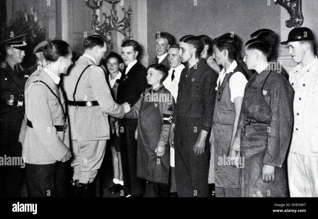 Adolf Hitler und Josef Goebbels treffen ausgewählte junge Nsdap Arbeitnehmer im Kanzleramt in Berlin, 1934 mit dem nationalsozialistischen Partei regionalen Führer bei einem Treffen in Berlin. Stockfoto