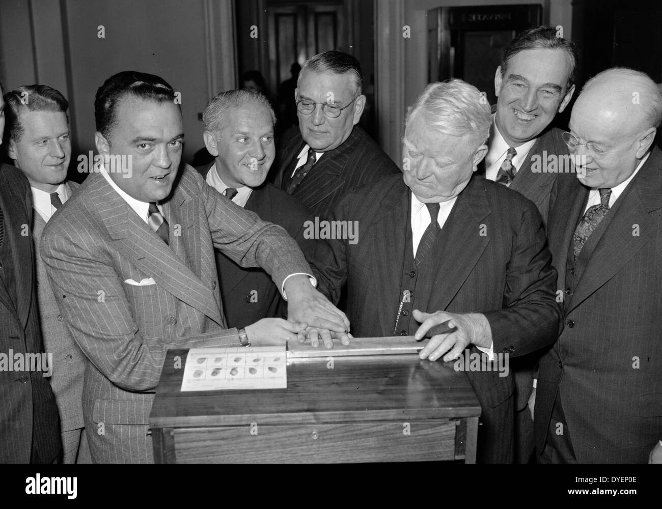 1939, J.Edgar Hoover fingerprinting Vice President John N. Garner. J. Edgar. Hoover 1895-1972. Direktor des FBI (FBI), von 1924-1972. Stockfoto