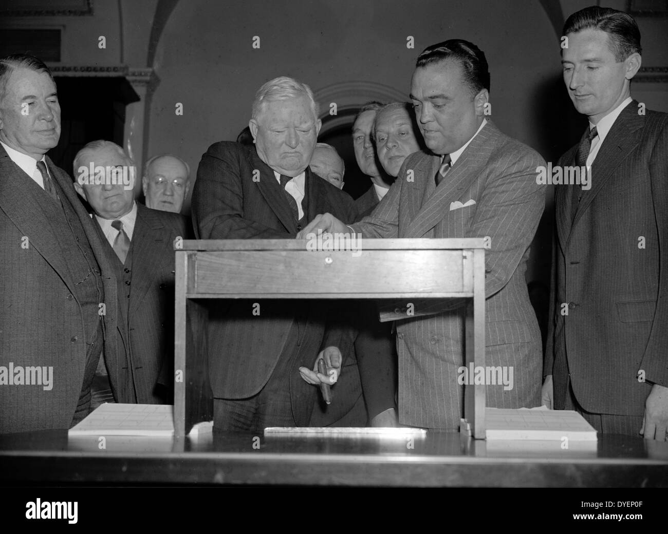 J. Edgar. Hoover 1895-1972. Direktor des FBI (FBI), von 1924-1972. Mit Vice President John Garner gesehen 19390101 Stockfoto