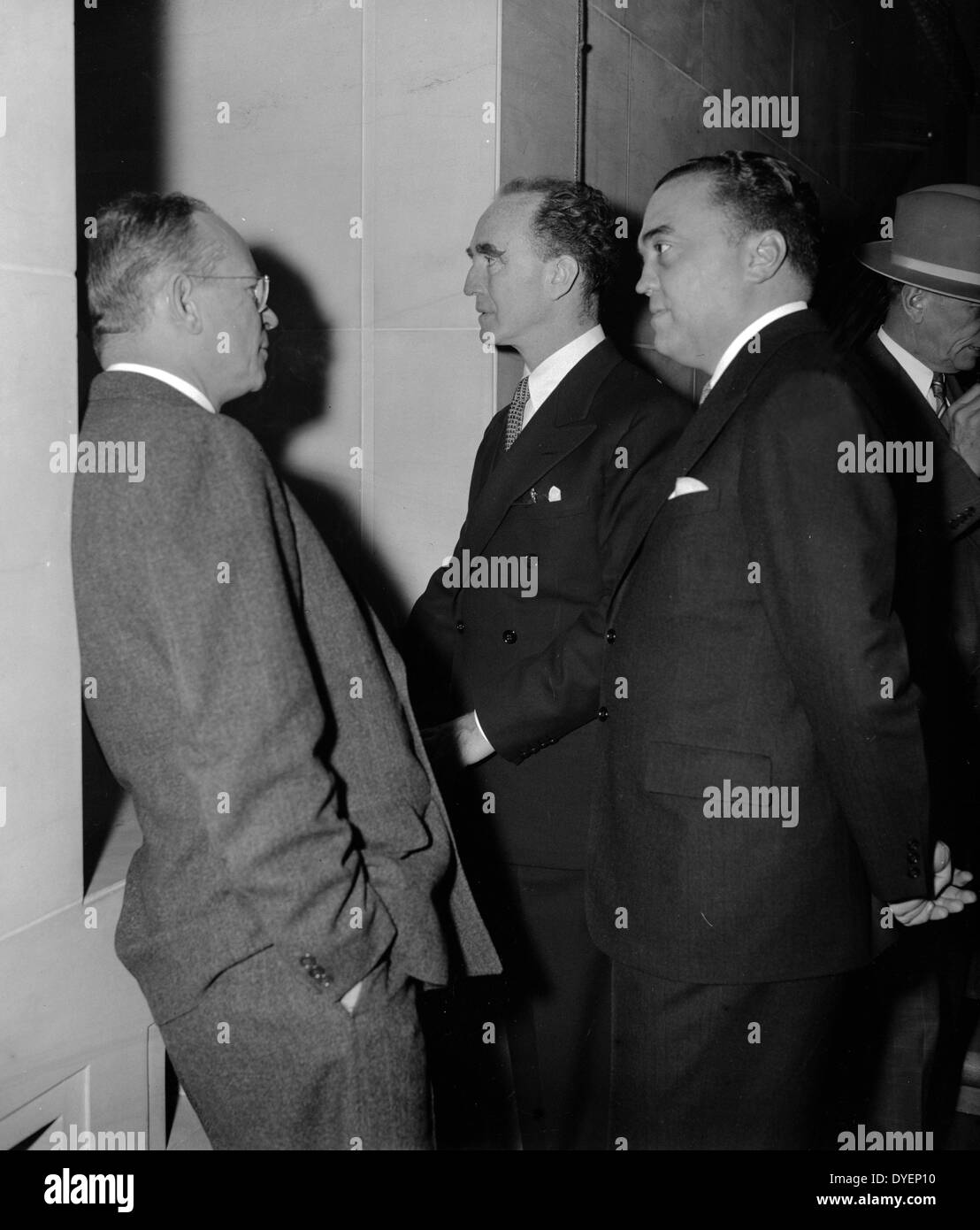 Attorney General und FBI-Chef ankommen bei US-Anwälte Konferenz. Washington, D.C., am 19. April. Attorney General Frank Murphy und FBI-Chef J. Edgar Hoover dargestellt, wie Sie im Ministerium der Justiz kam heute an der ersten Konferenz der Vereinigten Staaten Rechtsanwälte 19390101 zu besuchen Stockfoto
