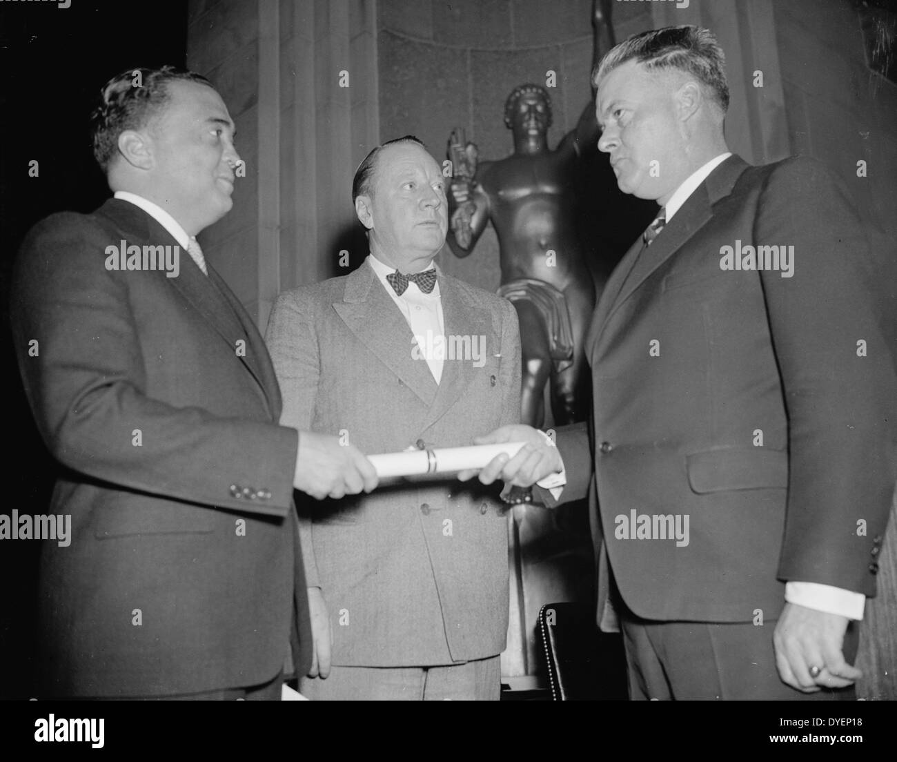 FBI-Chef stellt Diplome an Absolventen der Nationalen Polizeiakademie. Washington, D.C., am 2. April. Absolventen der siebten Sitzung der nationalen Polizei Akademie des Fbi wurden die Diplome von FBI-Direktor J. Edgar Hoover gegeben. Senator Robert R. Reynolds von Nord-carolina, die eine Adresse in den Übungen geliefert, ist in der Mitte 19380101 Foto von J. Edgar gezeigt. Hoover 1895-1972. Direktor des FBI (FBI), von 1924-1972. Stockfoto