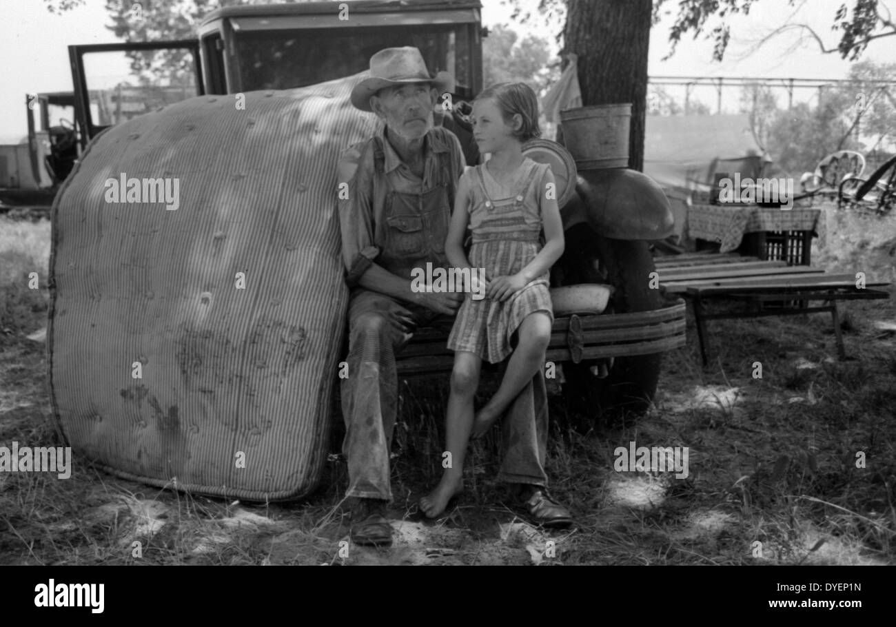 Veteran landwirtschaftlichen Wanderarbeitnehmer Arbeiter, der mit seiner Tochter auf Arkansas River, Wagen County, Oklahoma von Russell Lee, 1903-1986 lagerten, Fotograf 19390101. Stockfoto