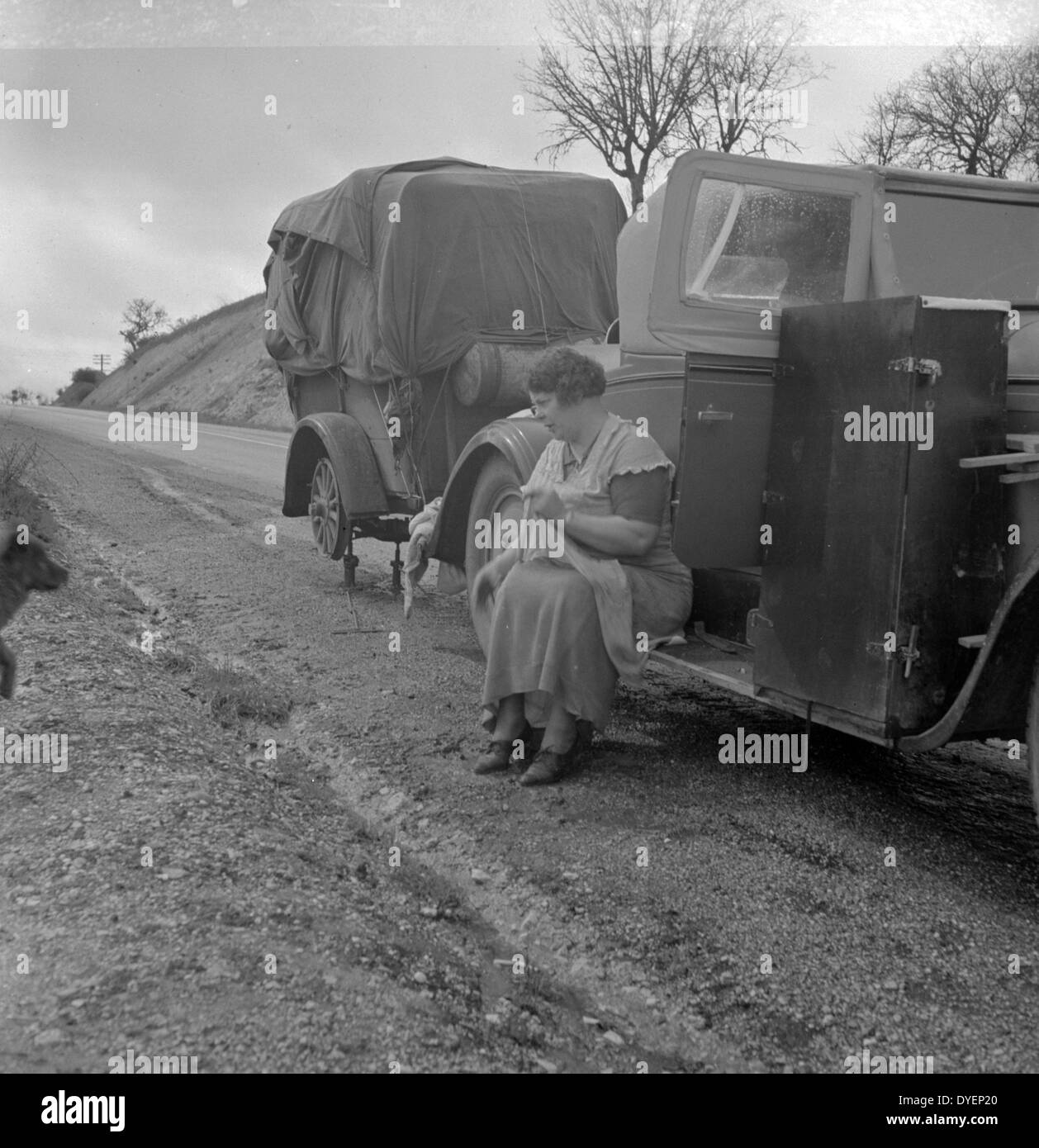 Erbsenzuwanderer unterwegs. All ihre weltlichen Besitztümer im Auto und Anhänger. California von Dorothea lange 1895-1965, datiert 1936. Stockfoto