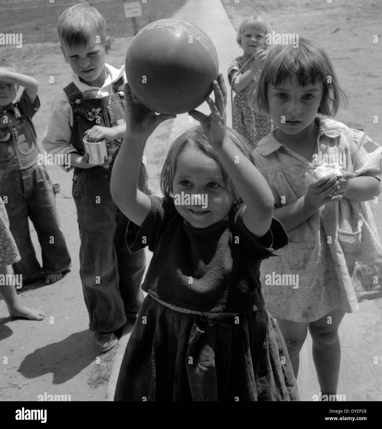Tulare County. Farm Security Administration (FSA) Lager für landwirtschaftliche Wanderarbeit. Kindergarten, Kinder mit Migrationshintergrund spielen. Kalifornien von Dorothea Lange 1895-1965 vom 19390101 Stockfoto