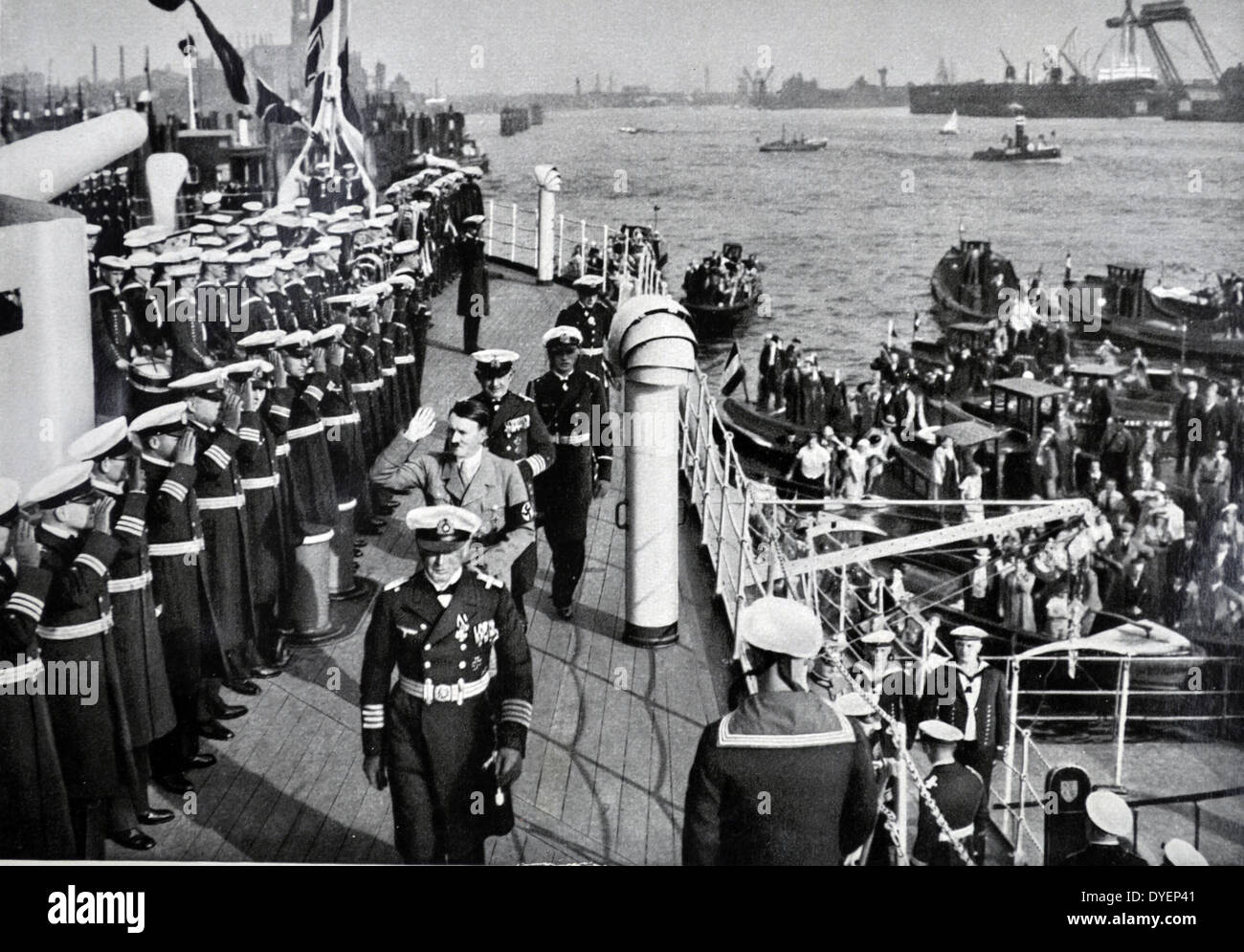 Deutsche Marine-Schiff bekommt Besuch von Hitler Stockfoto