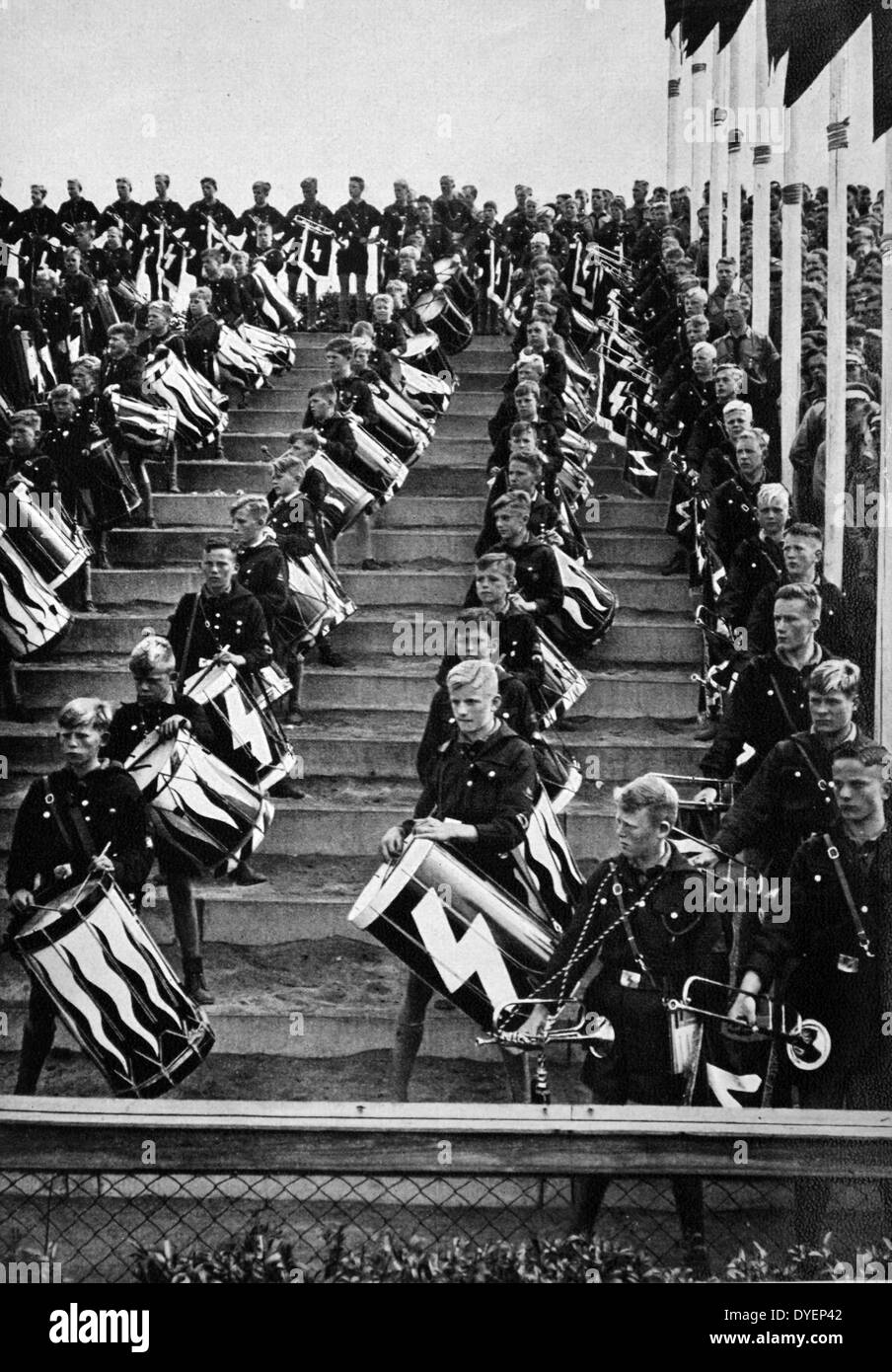 Inszenierte Parade von Trommlern der Hitlerjugend Stockfoto