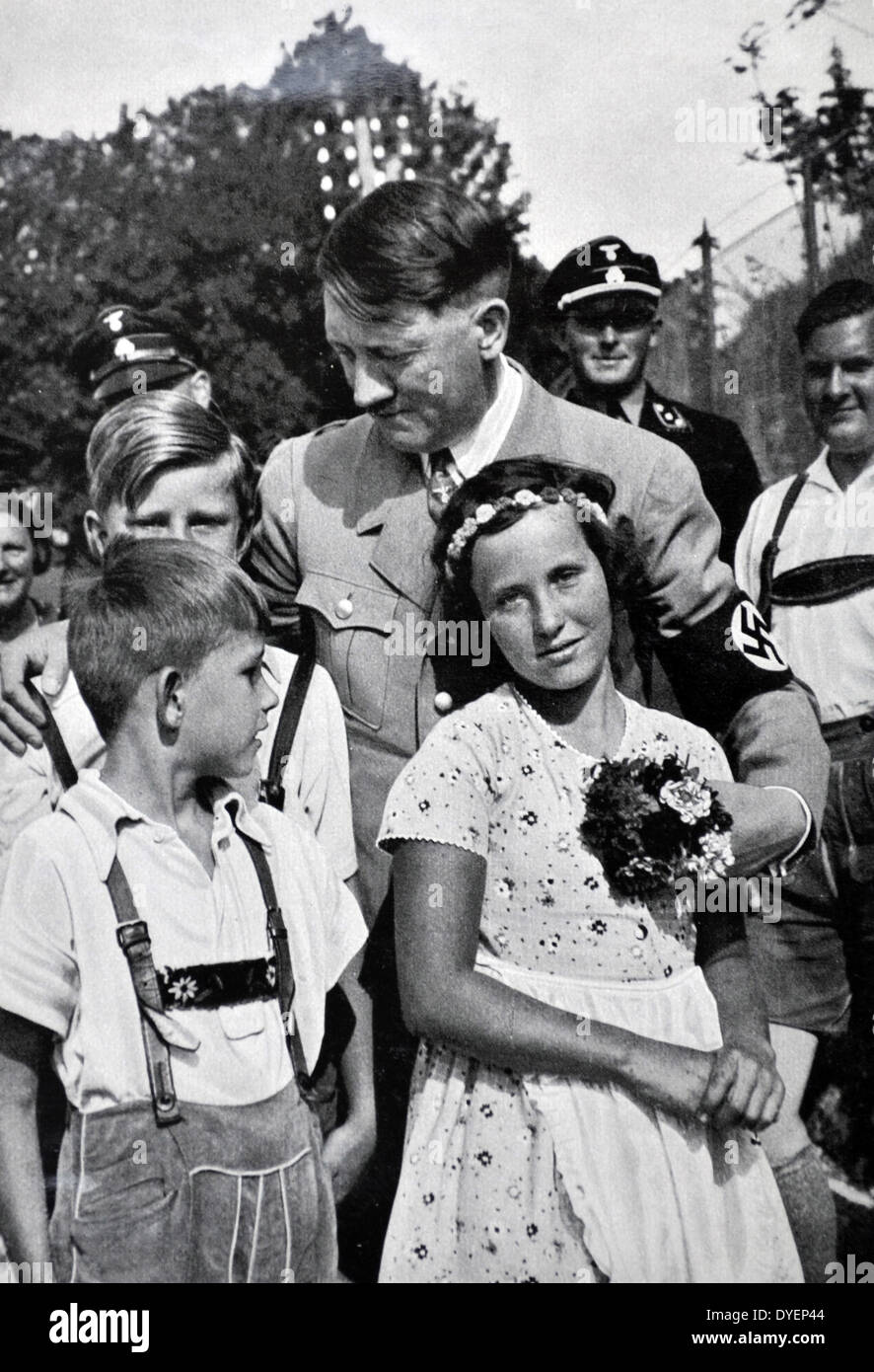 Adolf Hitler 1889-1945. Deutsche Politiker und Führer der Nsdap, Hitlers Jugend begrüßt als Baldur von Schirach blickt auf Stockfoto