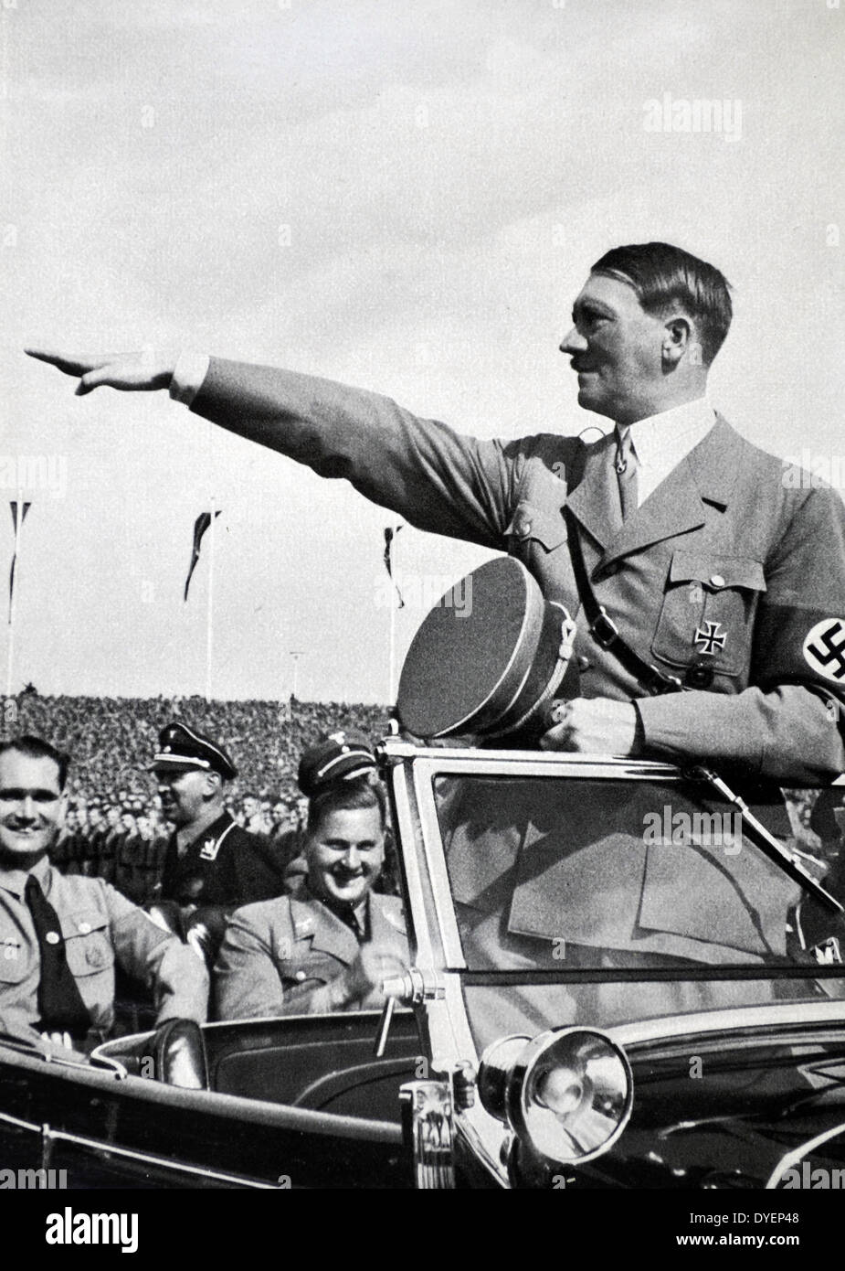 Adolf Hitler 1889-1945. Deutsche Politiker und Führer der Nsdap, grüßt Hitler Jugend Rallye. Rudolf Hess und Baldur von Schirach sitzen in der Nähe von Hitler Stockfoto