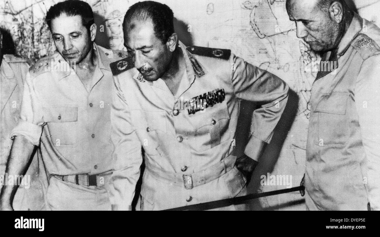 Der ägyptische Präsident Anwar Sadat an militärischen Hauptquartier während Ägyptens Angriff auf Israel im Oktober 1973 Jom-Kippur-Krieg Stockfoto