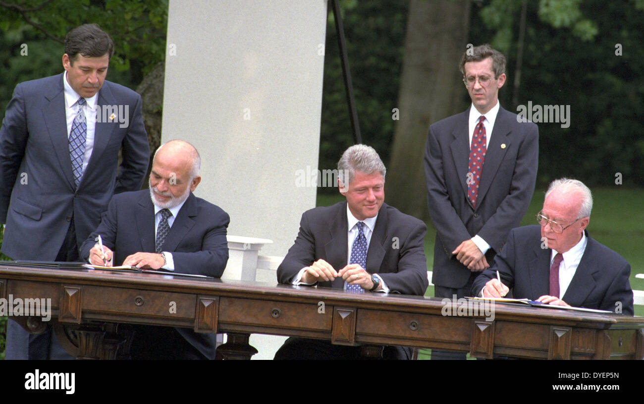 Die Israel - Jordanien Friedensvertrag in 1994 unterzeichnet. US-Präsident Bill Clinton Uhren Jordaniens Koenig Hussein und dem israelischen Ministerpräsidenten Yitzhak Rabin unterzeichnen den Vertrag auf dem Rasen des Weißen Hauses Stockfoto