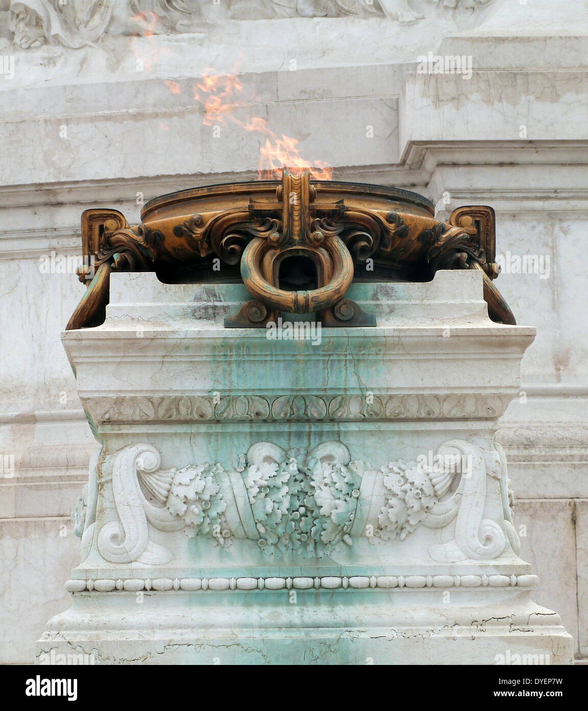Ewige Flamme auf das Monumento Nazionale a Vittorio Emanuele II oder 'Il Vittoriano" ist ein Monument in Rom erbaute König Victor Emmanuel, der erste König von einer einheitlichen Italien zu ehren. Geöffnet: 1925; durch den Architekten Giuseppe Sacconi Stockfoto