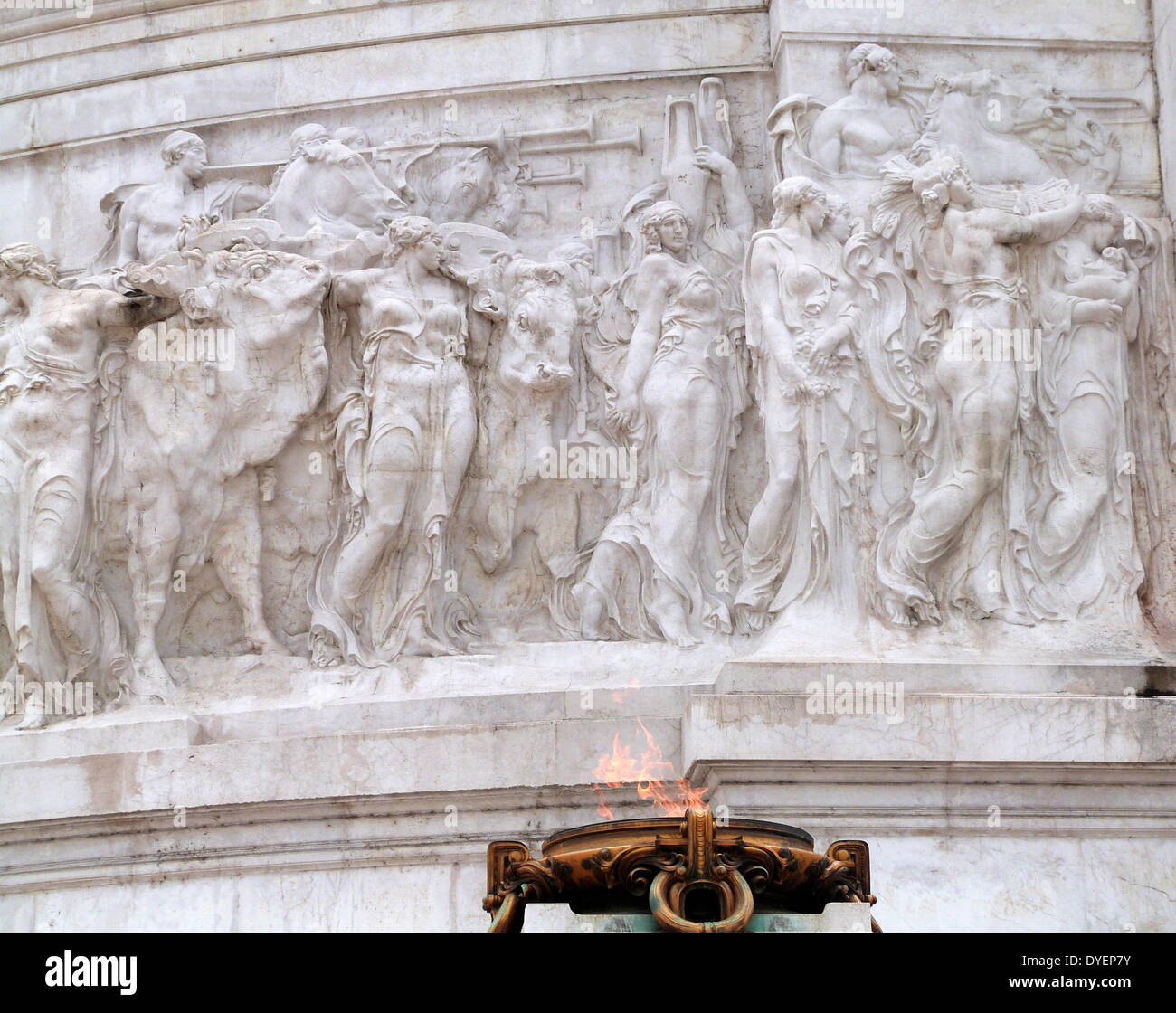 Ewige Flamme auf das Monumento Nazionale a Vittorio Emanuele II oder 'Il Vittoriano" ist ein Monument in Rom erbaute König Victor Emmanuel, der erste König von einer einheitlichen Italien zu ehren. Geöffnet: 1925; durch den Architekten Giuseppe Sacconi Stockfoto