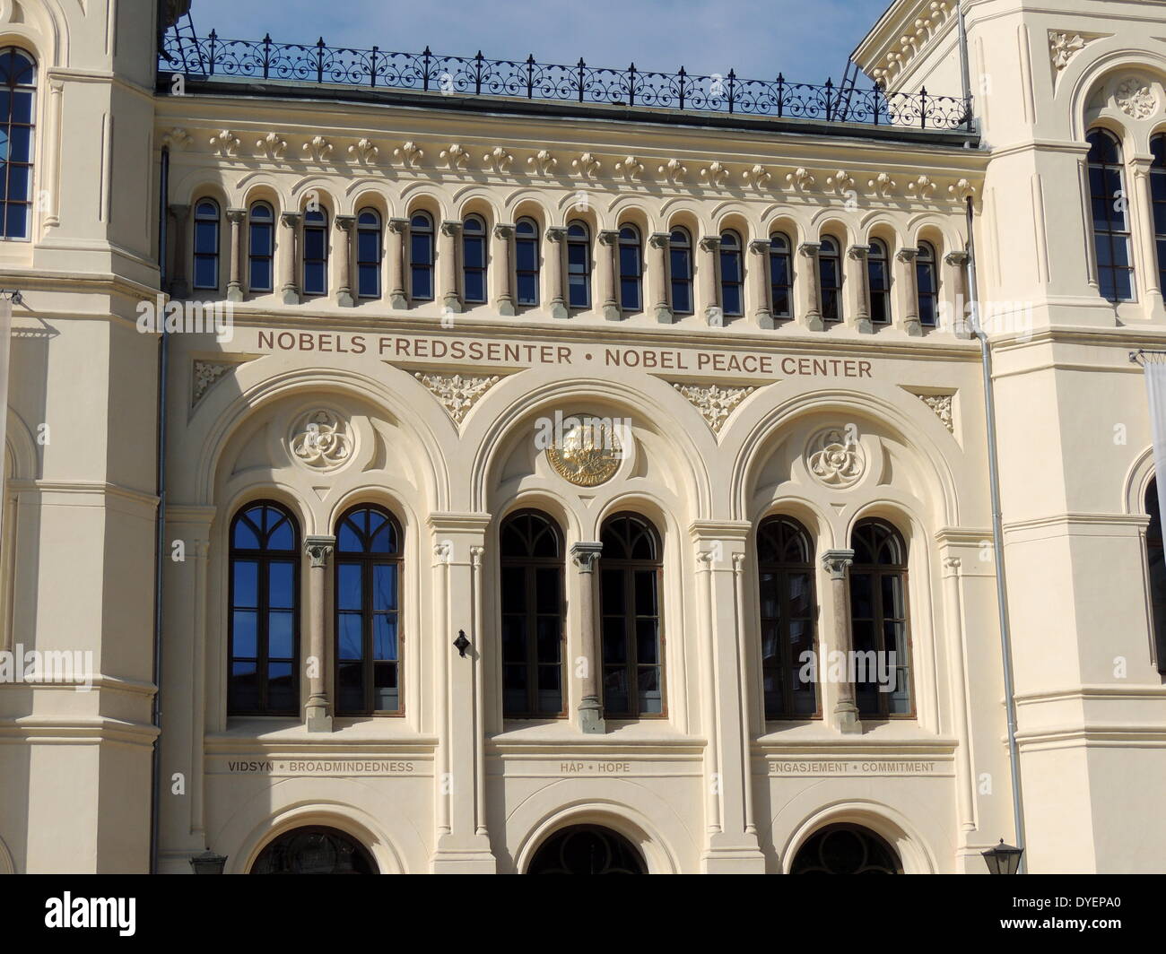 Nobel Peace Center (Nobels Fredssenter) in Oslo, Norwegen, ist ein Schaufenster für den Friedensnobelpreis und die Ideale, die sie darstellt. Das Zentrum ist eine Arena, in Kultur und Politik zusammenführen Beteiligung, Diskussion und Reflexion rund um Themen wie Krieg, Frieden und Konfliktlösung zu fördern. Die Nobel Peace Center wurde 2005 eröffnet und befindet sich in der ehemaligen Vestbanestasjon Oslo (Oslo West Railway Station) Gebäude aus dem Jahr 1872 entfernt Stockfoto