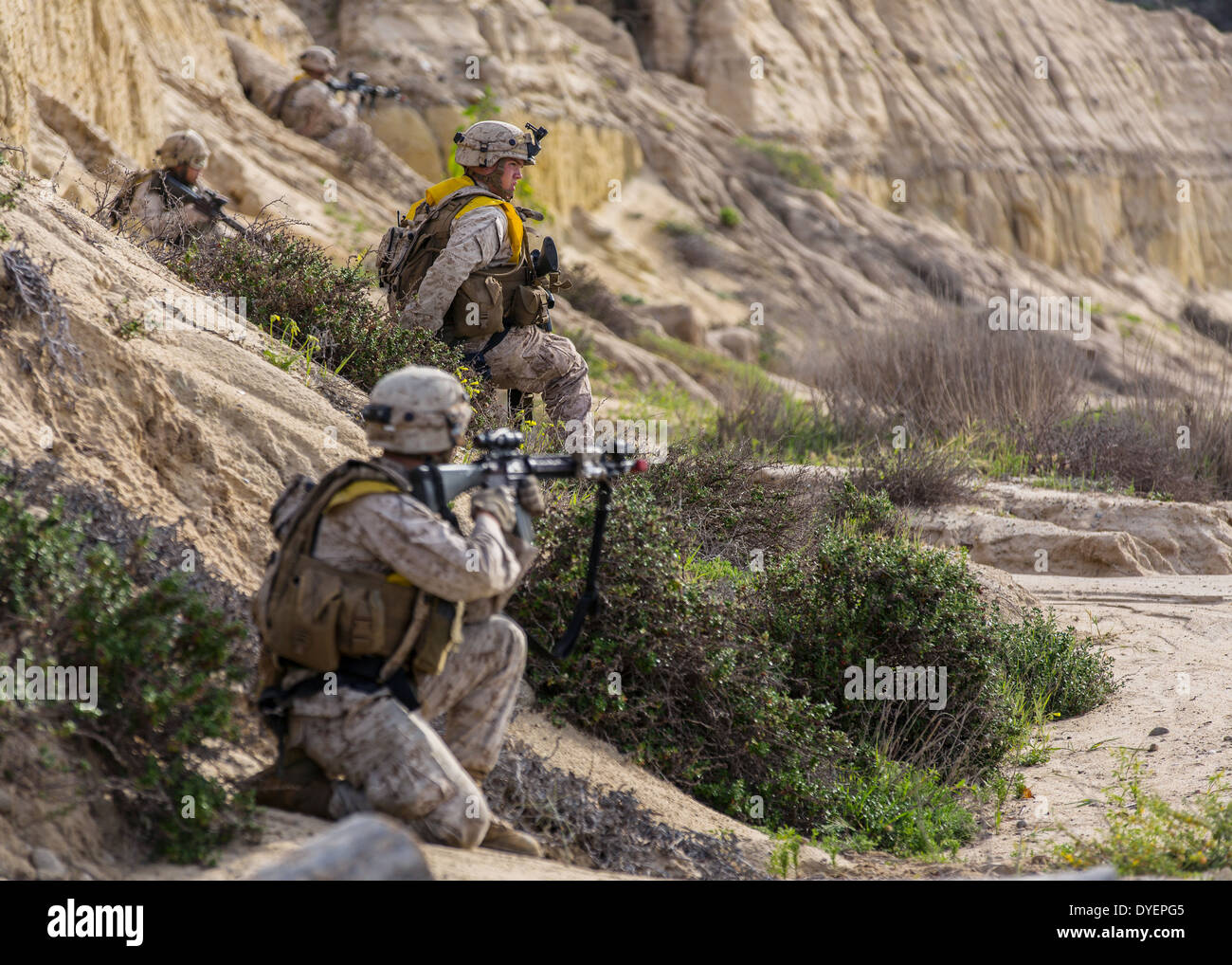 US Marines bietet Sicherheit ein Marine Corps Combat Bereitschaft beim Auswerten des in simulierten afghanischen Gelände 17. März 2014 in Camp Pendleton, Kalifornien. Das Training testet die Leistungsfähigkeit der Marines vor anstehenden Bereitstellungen. Stockfoto