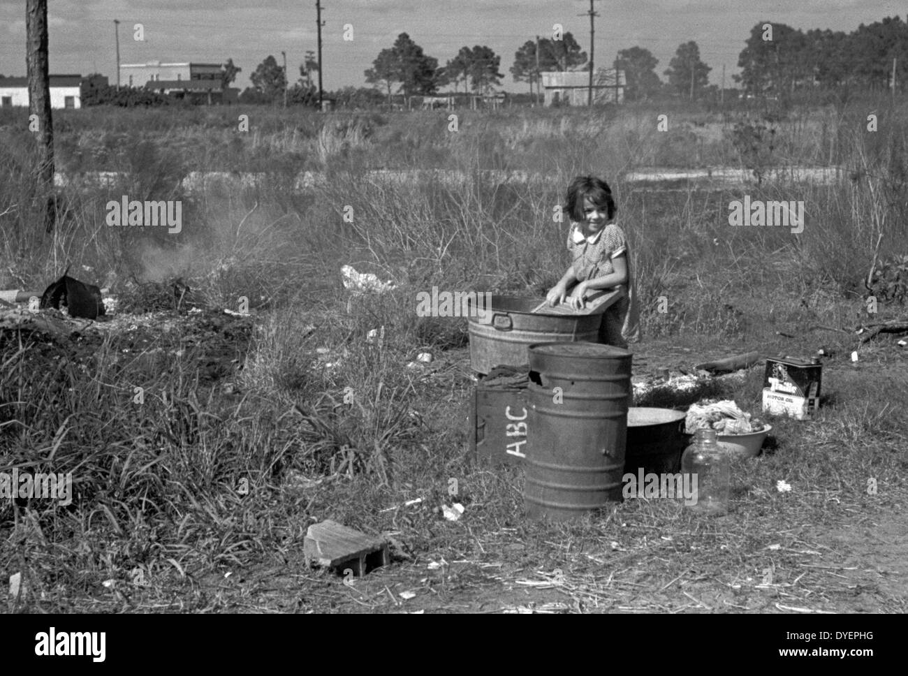 Waschen Sie täglich. Die Tochter eines Migranten Obst Arbeitnehmers aus Tennessee, jetzt lagerten in der Nähe von Winter Haven, Florida 19370101 Stockfoto