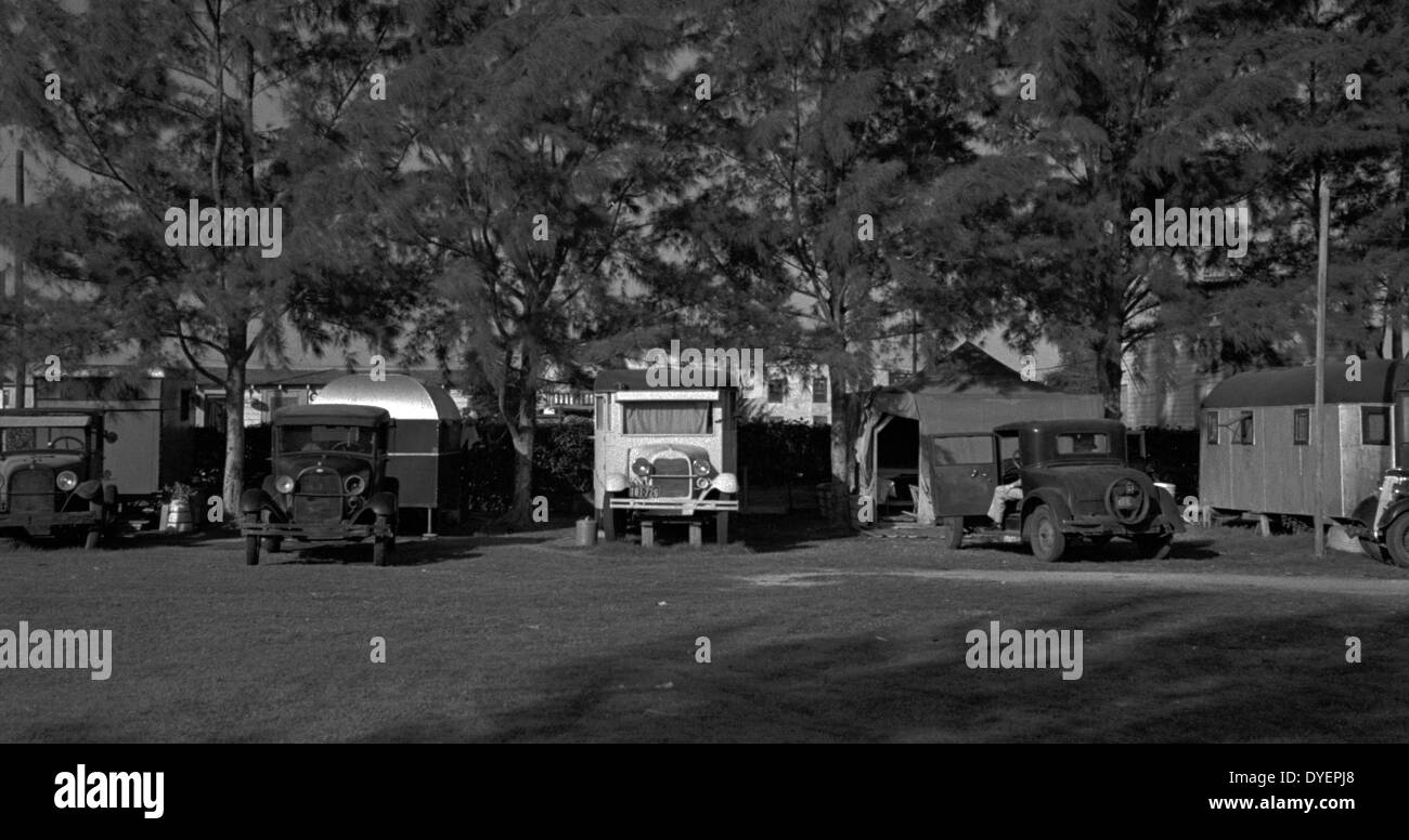 Autos und Anhänger lagerten in einem touristischen Lager von Migranten Obst Arbeiter, in der Nähe von Belle Glade, Florida 19370101 verwendet Stockfoto