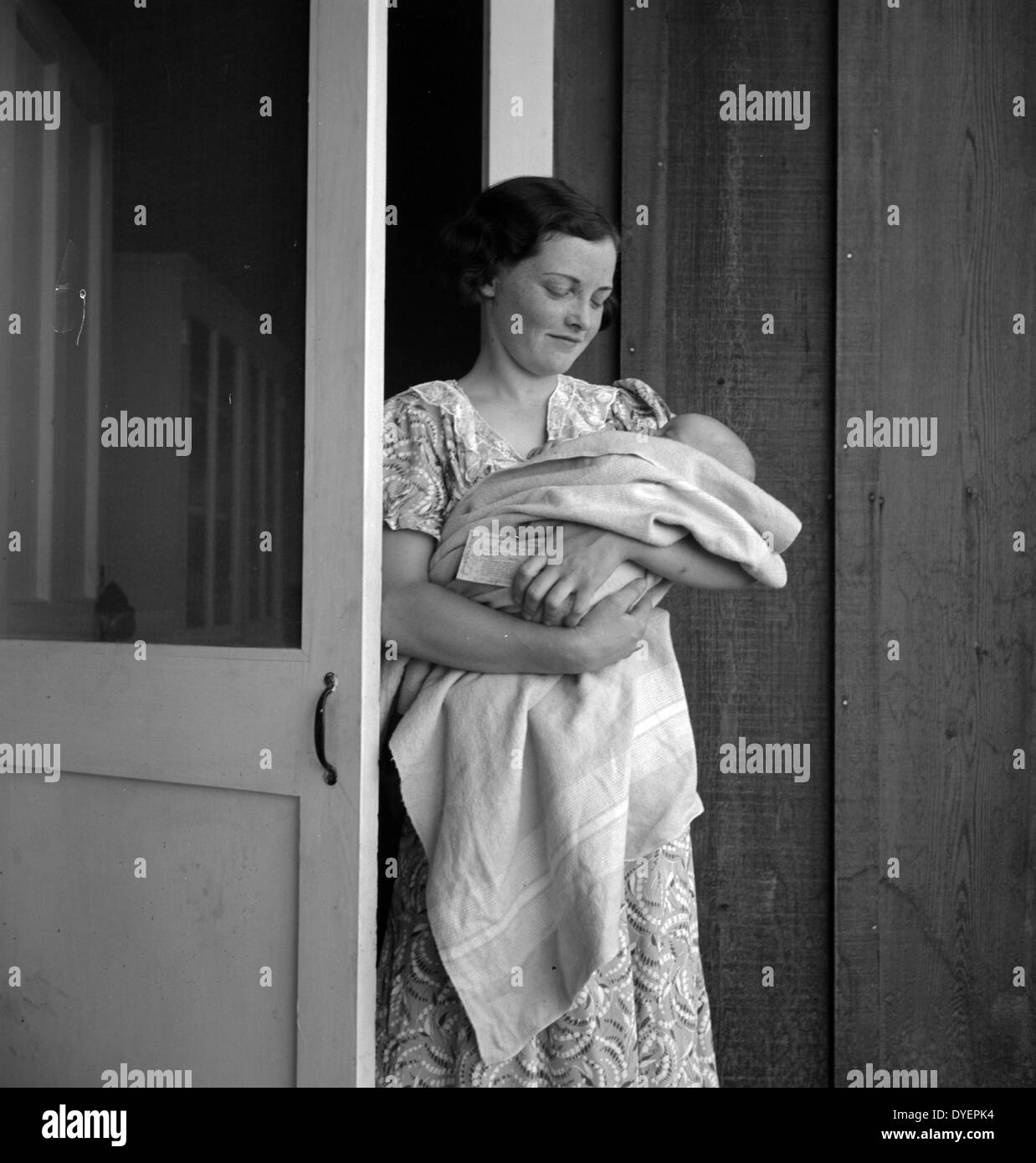 Farm Security Administration (FSA) Migranten Camp. Westley, Kalifornien. Diese Migrantinnen Mutter lebt in einem Auftragnehmer Camp, weil der Auftragnehmer die Kontrolle über Arbeitsplätze. Sie kommt zu der Farm Security Administration Camp mit kranken Baby und landwirtschaftliche Arbeitnehmer medical association Karte (FSA) von Dorothea Lange 1895-1965 vom 19380101 Stockfoto