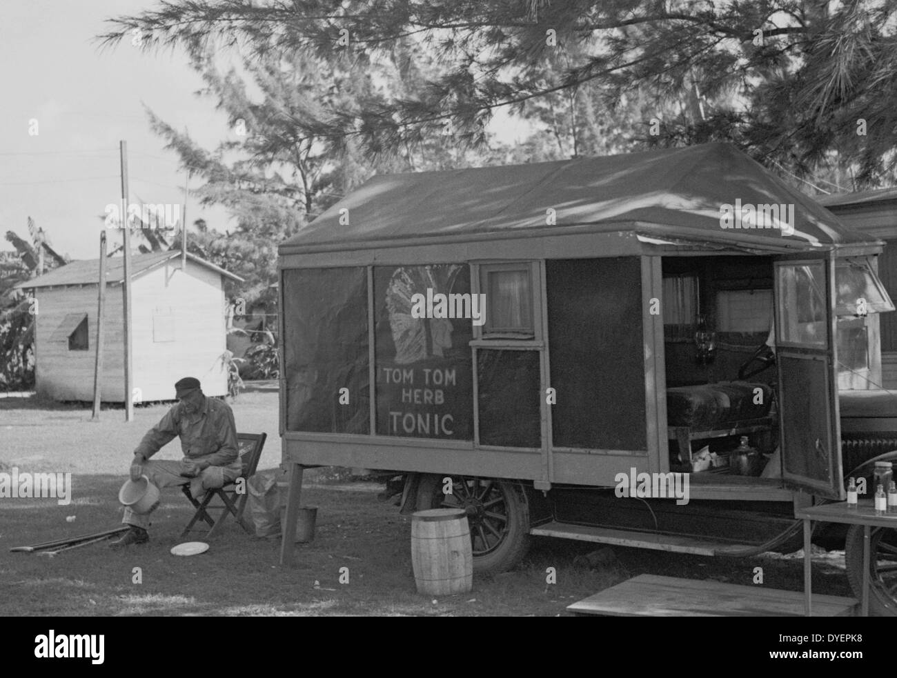 Einbeinige Medizinmann lagerten mit Migrationshintergrund Obst und Gemüse Arbeitnehmer bei Belle Glade, Florida, datiert 19370101 Stockfoto