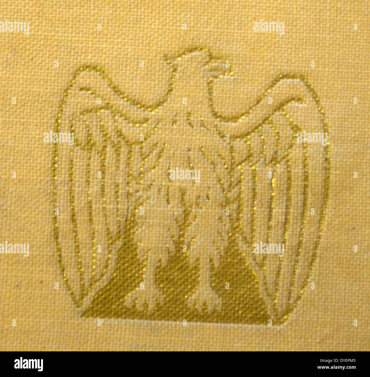 Adler-Emblem prangt in vergoldetem auf ein Gedenkbuch feiert den Aufstieg des italienischen Faschismus 1929 Stockfoto