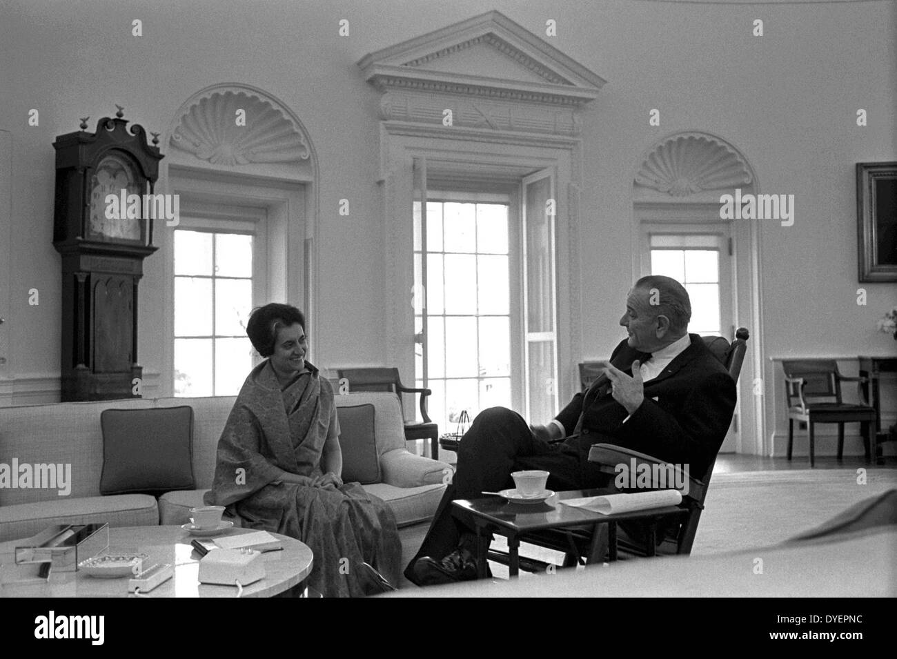 Indira Gandhi 1917-1984, war der dritte Premierminister von Indien und eine zentrale Figur der Indian National Congress Party. Indira Gandhi Treffen mit Präsident Lyndon B. Johnson im Oval Office, Washington DC, März 1966. Stockfoto