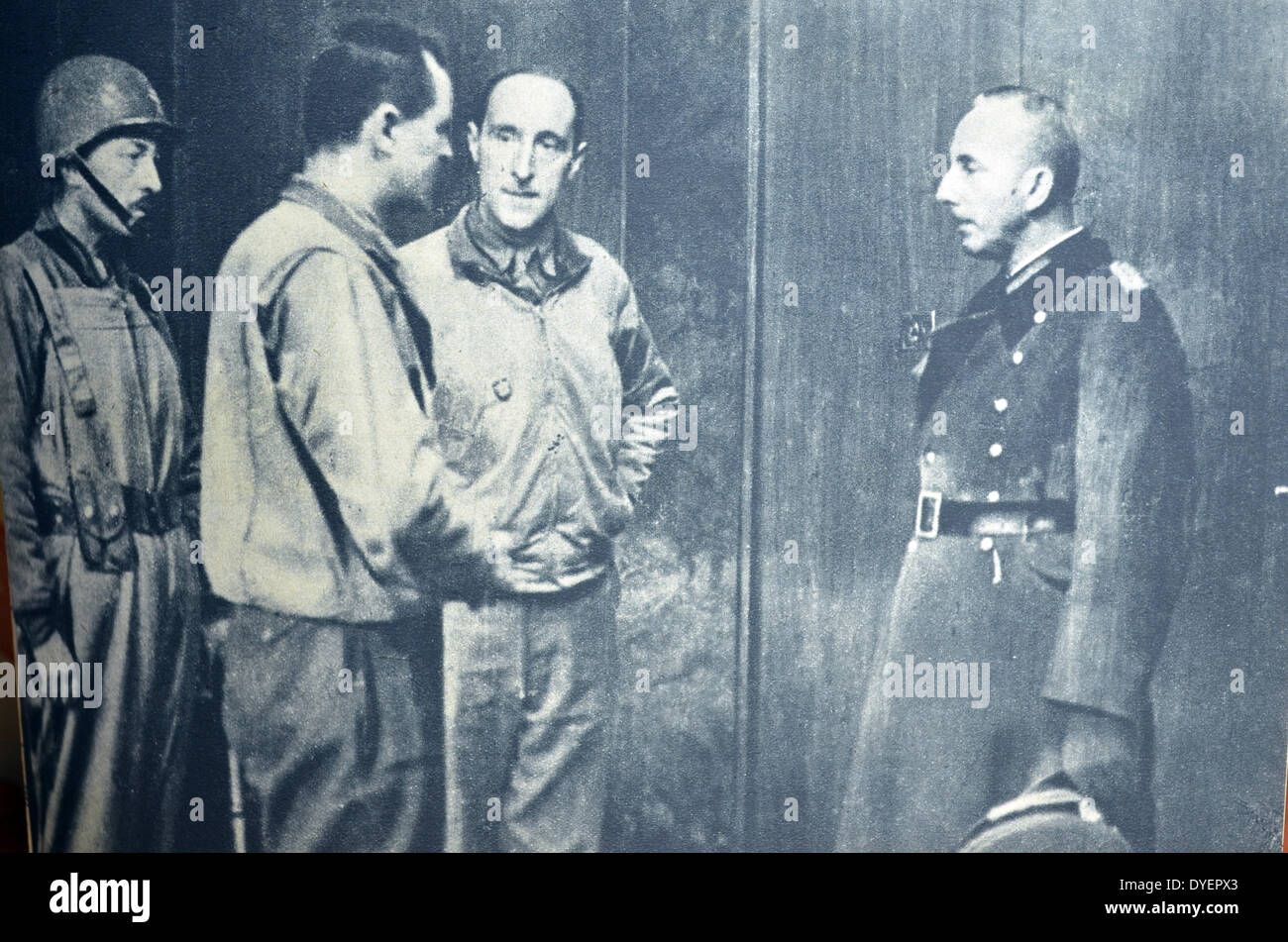 SS General Vatterodt deutschen Kommandeur in Straßburg ergibt sich französische General Leclerc 22. November 1944 Stockfoto