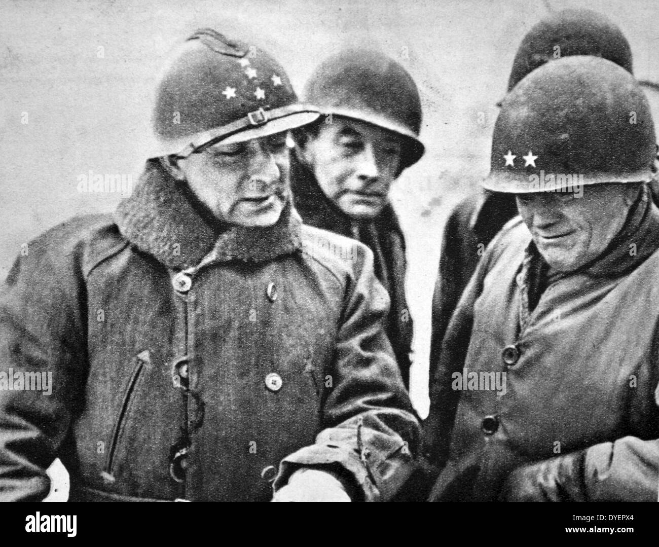 General de Tassigny verleiht mit US-General Milburn vor der Schlacht des Elsass 1944 Stockfoto