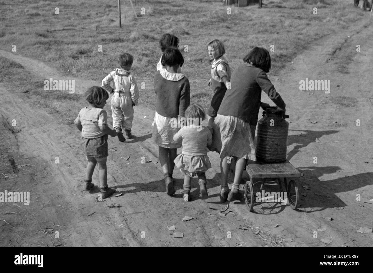 Kinder von Wanderarbeitern, Wassertransport, American River Camp, San Joaquin Valley, Kalifornien von Dorothea lange 1895-1965, vom 1936. Stockfoto