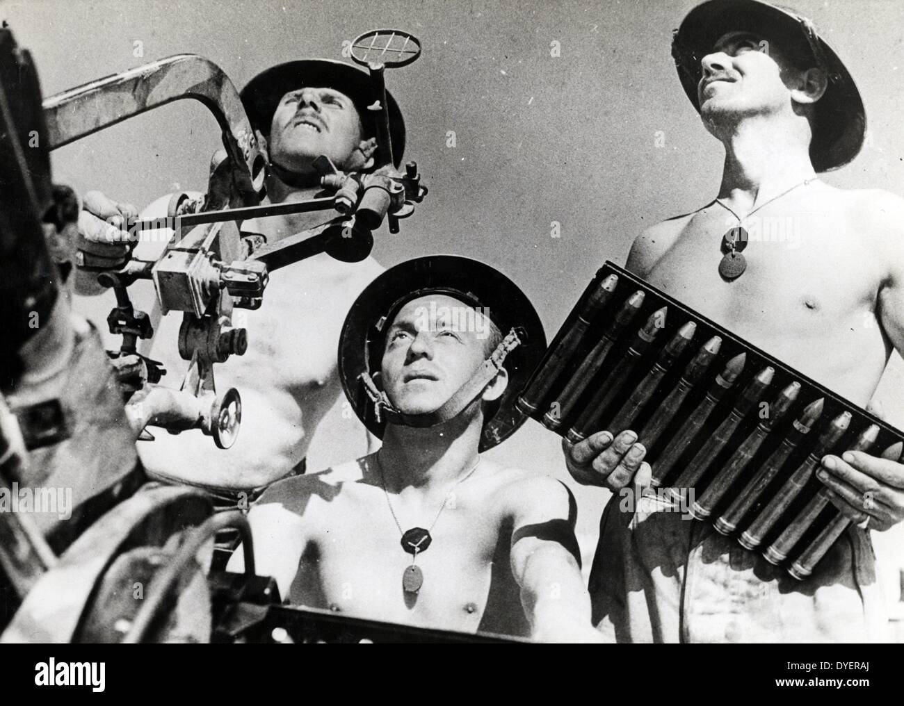 Feind, Anlagen und Installationen, nahm einen schweren Hämmern von Bomber der United States Army Air Forces, wie sie jagten Marshal Erwin Rommel's Rückzug Afrika Korps durch Libyen und Tripolis an der tunesischen Küste. Lkw rollen auf dem Weg nach Tripolis nach dem Sieg der Alliierten. Im Vordergrund ist ein US-amerikanischer Jeep vorbei an einem Bereich noch mit Minen, die die Ingenieure bei Swift von Marshal Rommel Rückzug übergeben Stockfoto