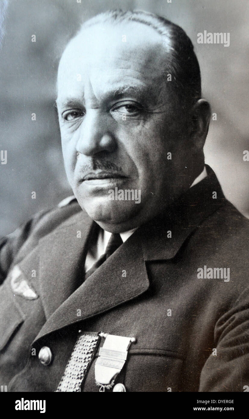 Allgemeine Joseph Vuillemin (in Bordeaux vom 14. März 1883 Geboren - Gestorben in Lyon vom 23. Juli 1963) war ein französischer Militär aviator, die in den beiden Weltkriegen nahm. Chef der französischen Luftwaffe 1938 bis Juni 1940. Während der Schlacht um Frankreich, allgemeine Vuillemin wiederholt forderte mehr britische Geschwader auf die Beihilfe der französischen Streitkräfte, die unter schweren Angriff der Deutschen Luftwaffe zu kommen. Im November 1940 auf eigenen Wunsch wurde er aus der Liste der aktiven Offiziere der Luftwaffe entfernt. Stockfoto