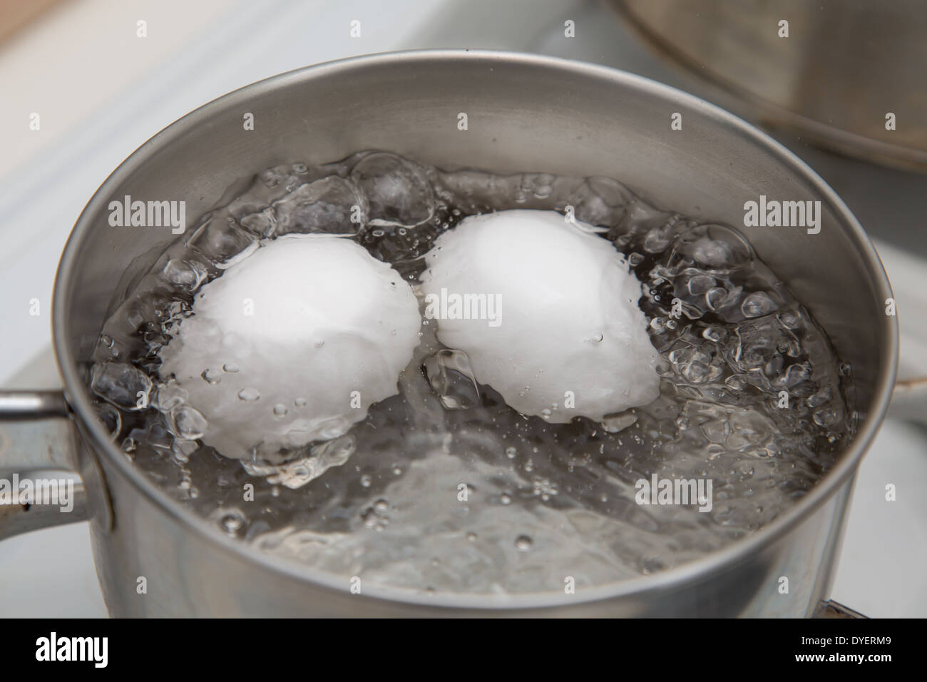 Ei im Topf mit Wasser kochen Stockfoto