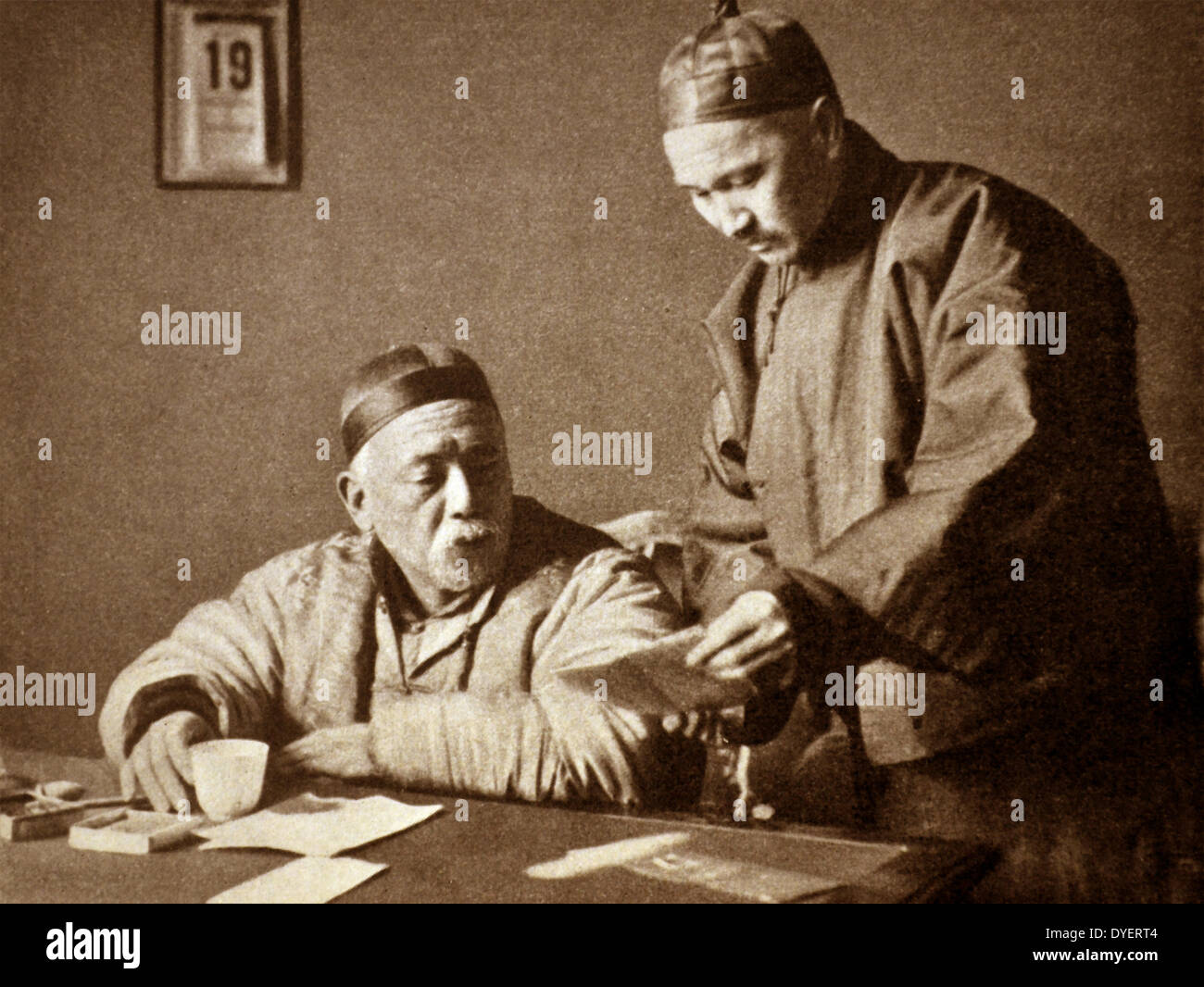 Yuan Shikai (1859-1916) Ehemalige Präsidenten auf Lebenszeit, war ein chinesischer General und Politiker, bekannt für seinen Einfluss während der späten Qing-Dynastie, seine Rolle in den Ereignissen, die nach der Abdankung des letzten Kaisers der Qing-Dynastie, seine autokratische Herrschaft Stockfoto Yuan Shikai (1859-1916) Ehemalige Präsidenten auf Lebenszeit, war ein chinesischer General und Politiker, bekannt für seinen Einfluss während der späten Qing-Dynastie, seine Rolle in den Ereignissen, die nach der Abdankung des letzten Kaisers der Qing-Dynastie, seine autokratische Herrschaft Stockfoto