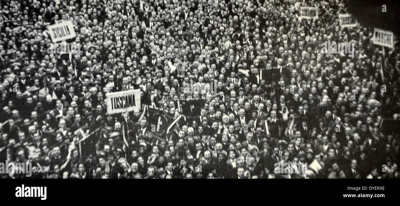 Rom - Nach der Bombardierung von Bologna (31 Oktober 1926) gegen Mussolini, der riesigen Menge, die auf der Piazza Colonna und die umliegenden Straßen versammelt Hören auf die berühmte Rede des Duce' Jetzt kommt der Spaß" Stockfoto