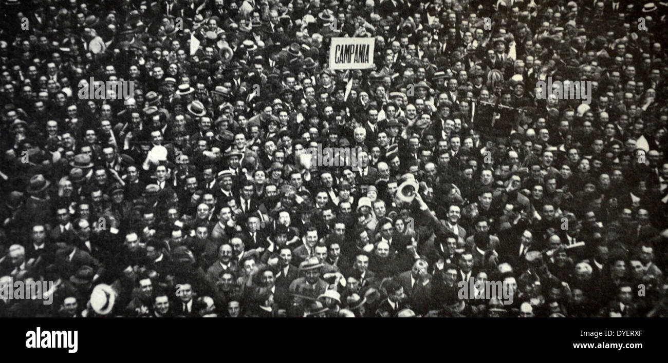 Rom - Nach der Bombardierung von Bologna (31 Oktober 1926) gegen Mussolini, der riesigen Menge, die auf der Piazza Colonna und die umliegenden Straßen versammelt Hören auf die berühmte Rede des Duce' Jetzt kommt der Spaß" Stockfoto