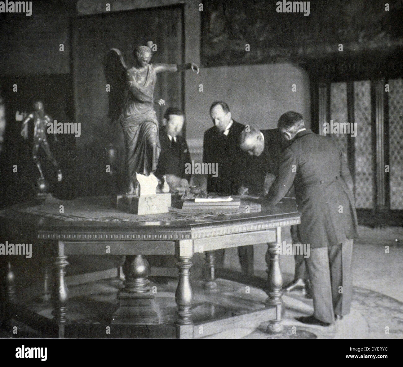 Rom - 23 Dezember, 1926 - Unterzeichnung des Vertrags von Schiedsverfahren und Freundschaft zwischen Deutschland und Italien. Freiherr von Neurath, Botschafter des Reiches wird seine Unterschrift anzubringen. Stockfoto