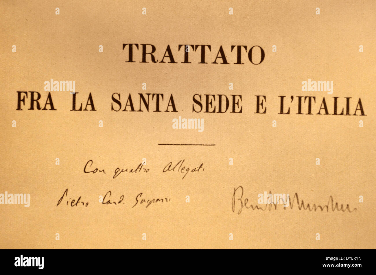 Erste Seite außerhalb "der Lateran Vertrag" mit den Unterschriften von Kardinal Gasparri und Mussolini SE Stockfoto