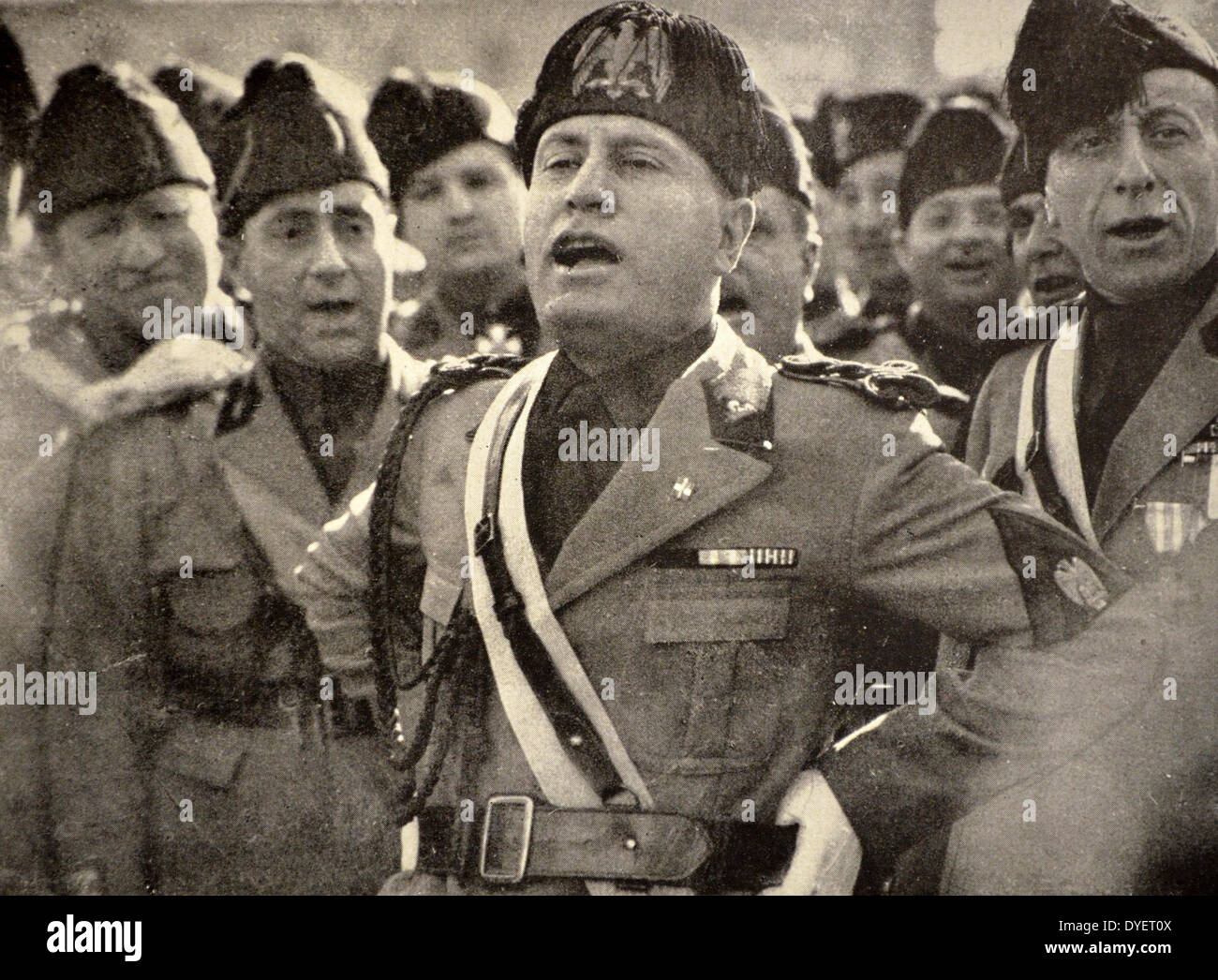 Rom, 1. Februar 1927. Mussolini und Faschismus Köpfe singen Hymnen zusammen mit Soldaten der Revolution Stockfoto