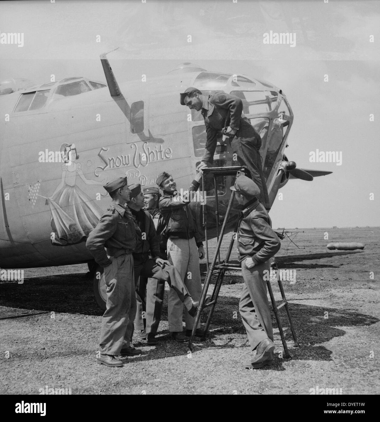 Snow White, ein B-24-Bomber der US-Army 9 Air Force an einen jagdbomber Basis in der Libyschen Wüste. Unter seiner Besatzung, es gibt vier Mitglieder, die das Schiff über den Atlantik flog und gesteuert durch 36 Missionen, Kompilieren 300 Bekämpfung der Stunden im Mittleren Osten, in Tunesien, in 19430101, Weltkrieg zwei Stockfoto