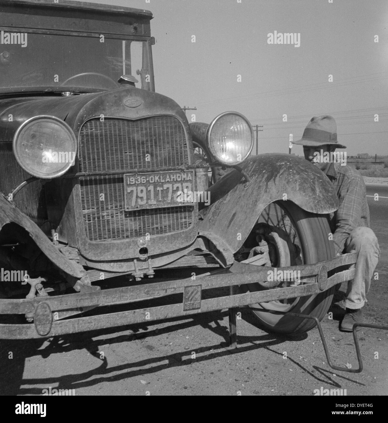 Wanderarbeiterin aus Oklahoma, Reifenreparatur auf der kalifornischen Autobahn von Dorothea lange, 1895-1965 vom 1936. Februar Stockfoto