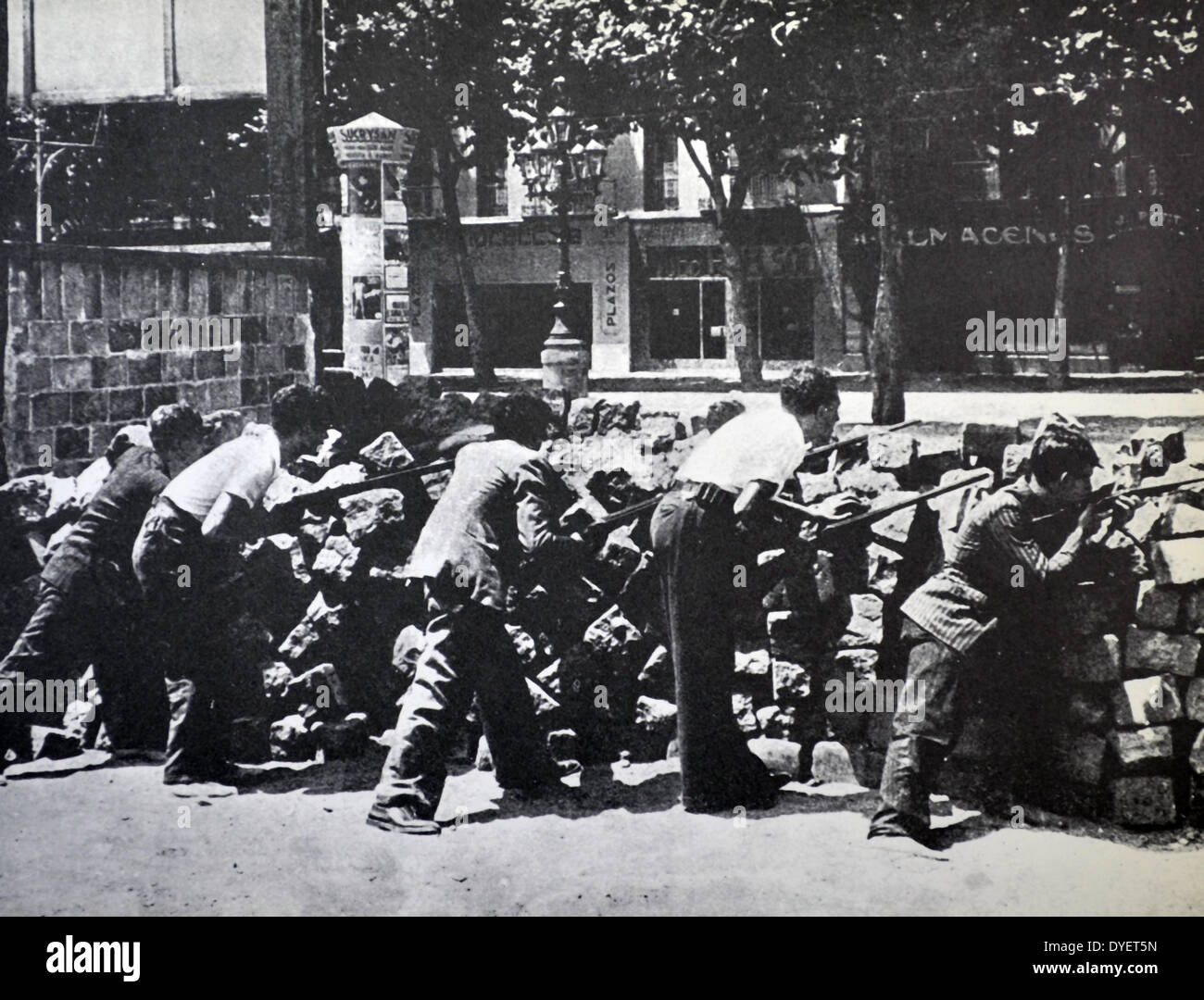 Am 19. Juli 1936 republikanischen Barrikade in einer Straße in Barcelona. Spanischer Bürgerkrieg Stockfoto