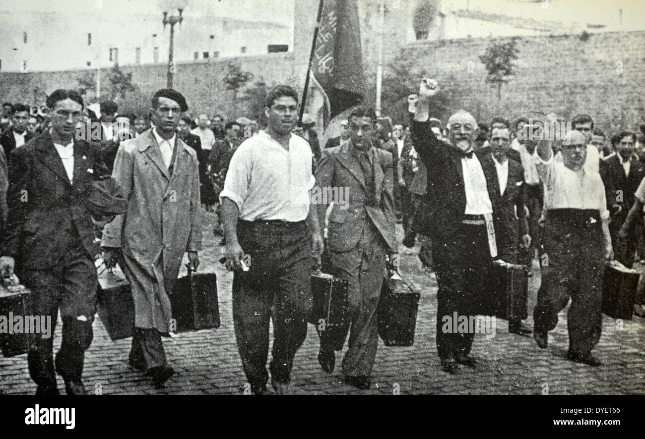 Juli 19, 1936 war das Datum der Bekanntgabe für die Feier der Olympischen Spiele in Barcelona, die von der herrlichen Montjuïc Stadion gestaltet zu werden. Republikanische Kämpfer und Athleten Parade durch die Stadt während des Spanischen Bürgerkriegs Stockfoto