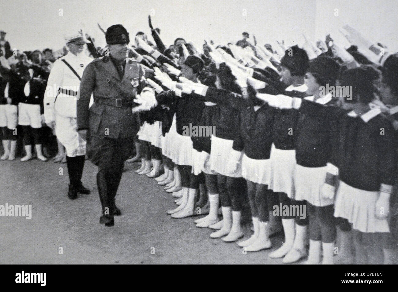 Faschistische Jugend grüßen Mussolini 1930 Stockfoto