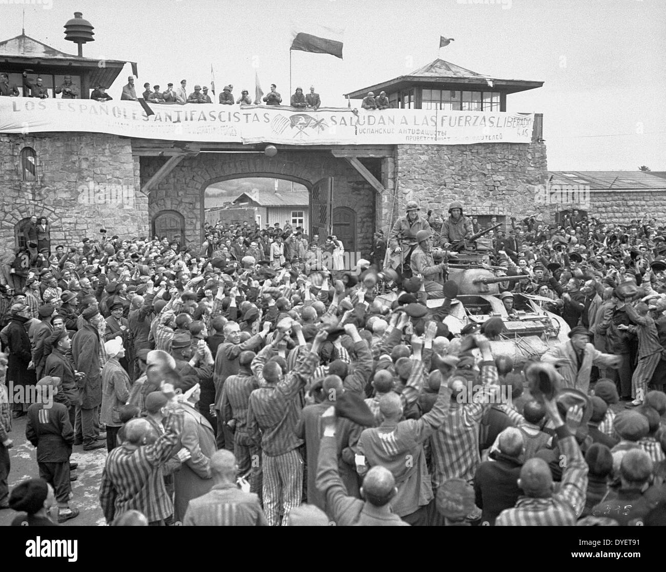 Tanks von US 11. Panzerdivision in der Eingabe des KZ Mauthausen; Banner in Spanisch lautet "Antifaschistischen Spanier die Kräfte der Befreiung' begrüßen. Das Foto wurde am 6. Mai 1945 Stockfoto